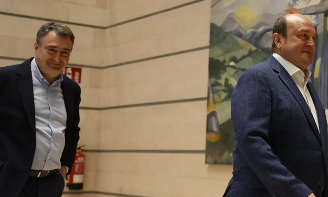 Andoni Ortuzar (der) y Aítor Esteban (izq)