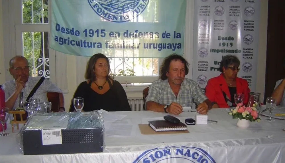 Al centro de la foto la presidente del INC, Jacqueline Gómez y el titular de la CNFR, Mario Buzzalino