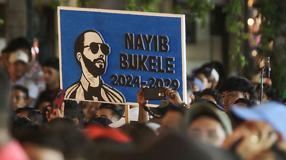 Las críticas de dentro y fuera del país no le han costado la popularidad a Bukele.