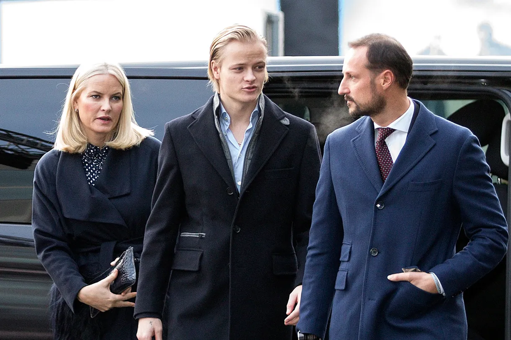Marius Borg junto a su madre Mette-Marit y el príncipe heredero Haakon.