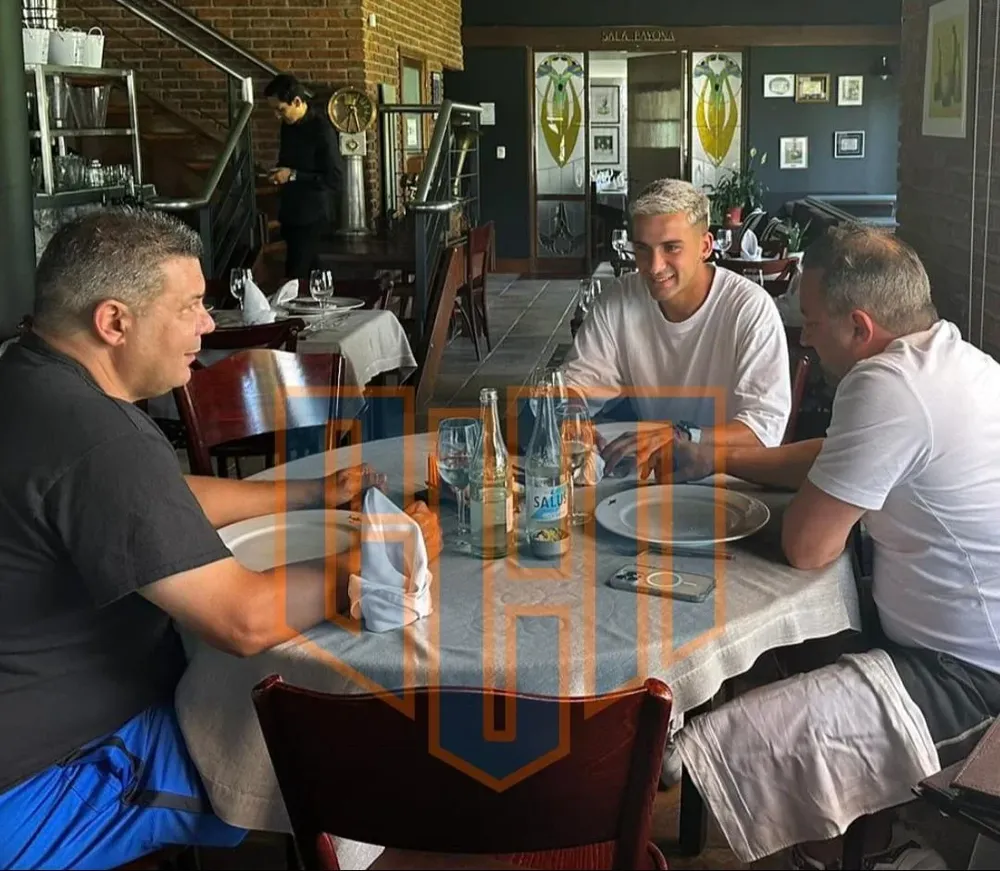 La foto de Mateo Antoni con su padre y el presidente de Argentinos Juniors