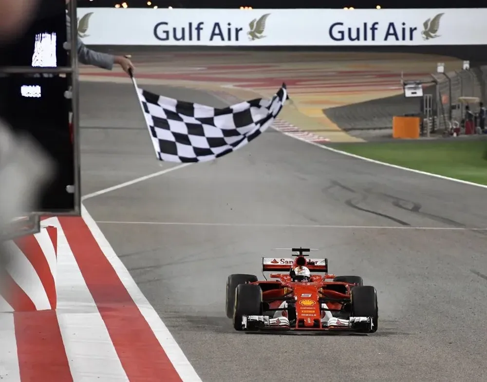 Sebastian Vettel cruza la meta en Baréin