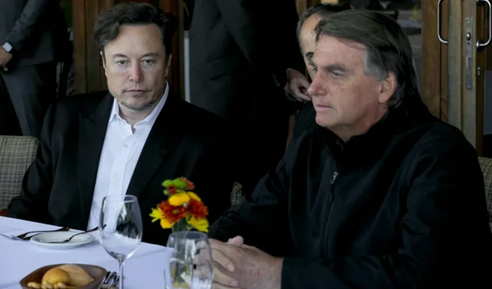 Elon Musk con Jair Bolsonaro. A un año de la compra de la red social X, el magnate le dio una orientación hacia la derecha