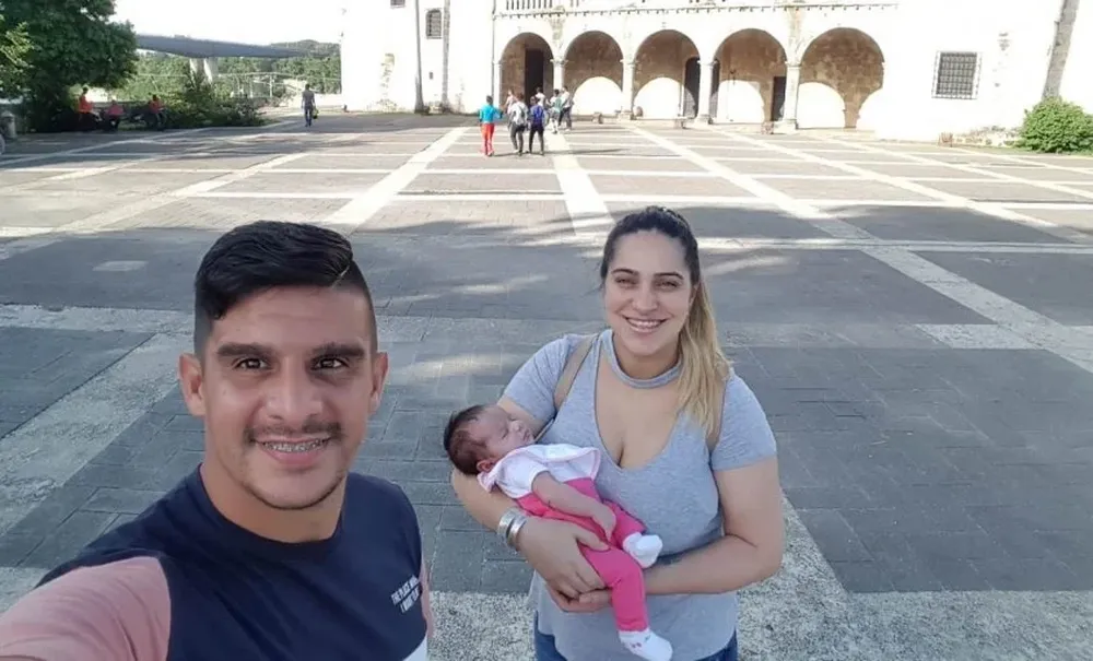 Yefferson Moreira con Karen y Tessa en la Casa de Colón en pleno Santo Domingo
