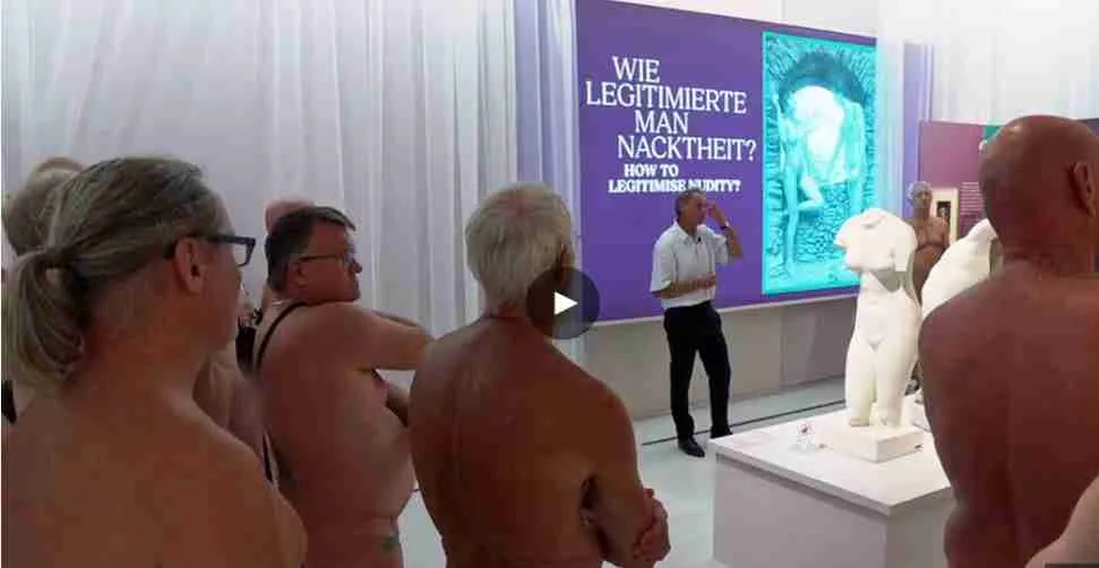 Visitantes desnudos recorren el museo en Hannover.