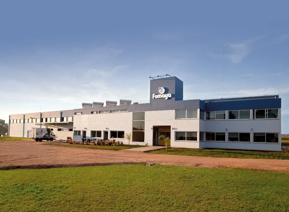 Alrededor de la planta se construyó un lago como amortiguador de las aguas fluviales.