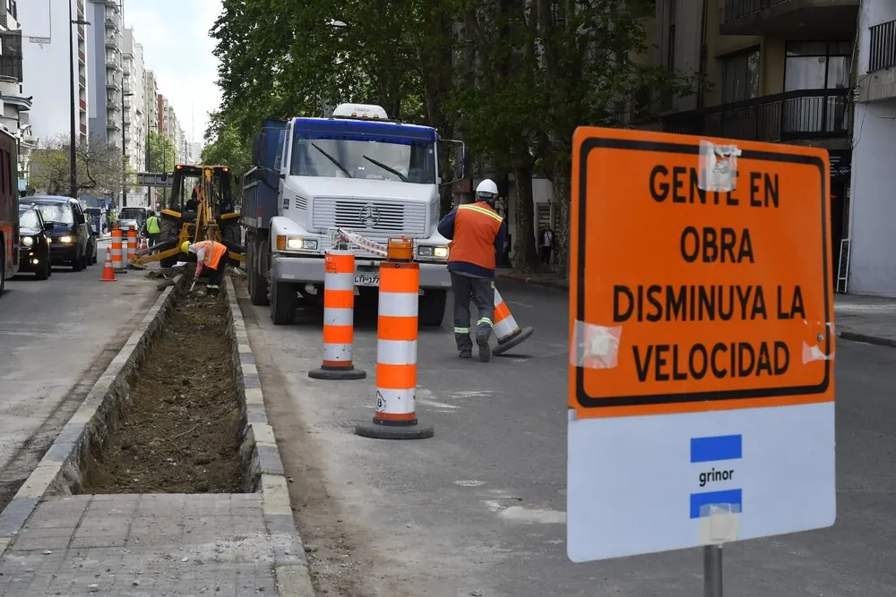 Obras para la implementación de la ciclovía en la avenida 18 de Julio