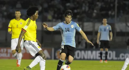 Nicolás Lodeiro maniobra ante Carlos La Roca Sánchez