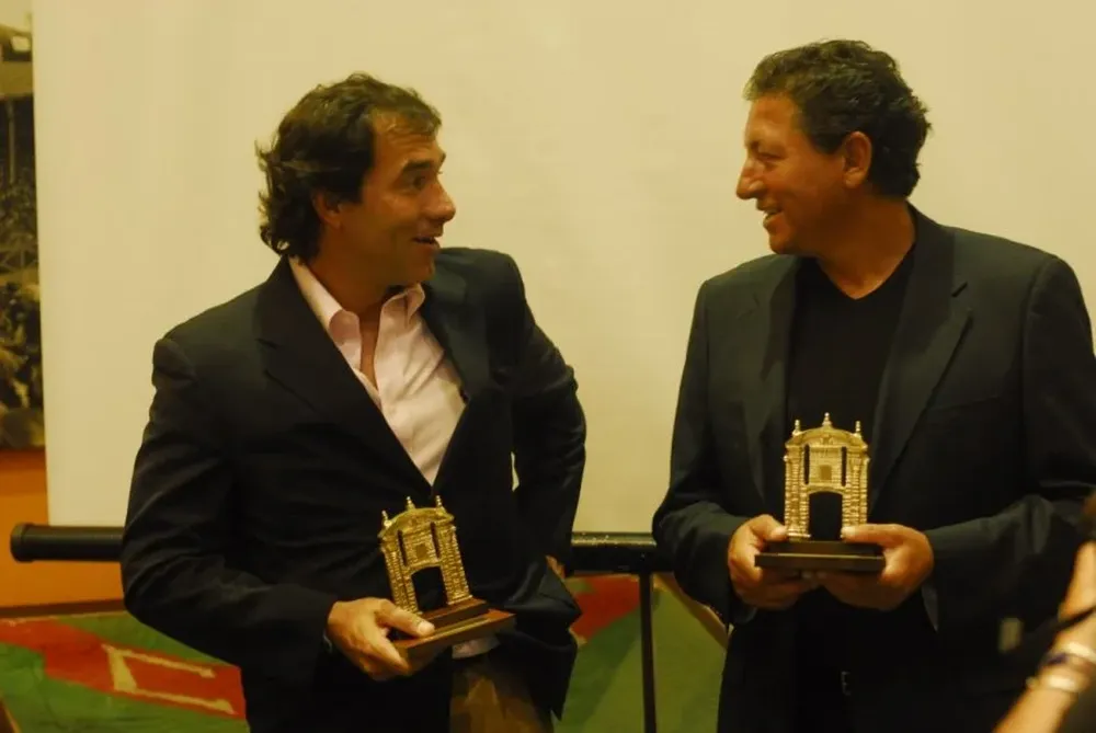 Gustavo Matosas y José Perdomo durante un homenaje por el aniversario de la Copa América de 1987