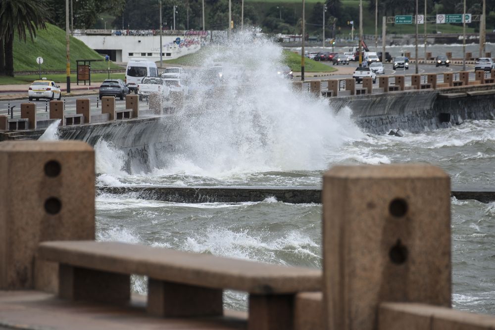 20250331 Mal tiempo, rambla, olas, rio de la plata, temporal.