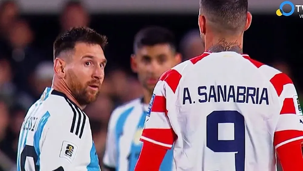 El momento de la desagradable agresión de Sanabria a Messi