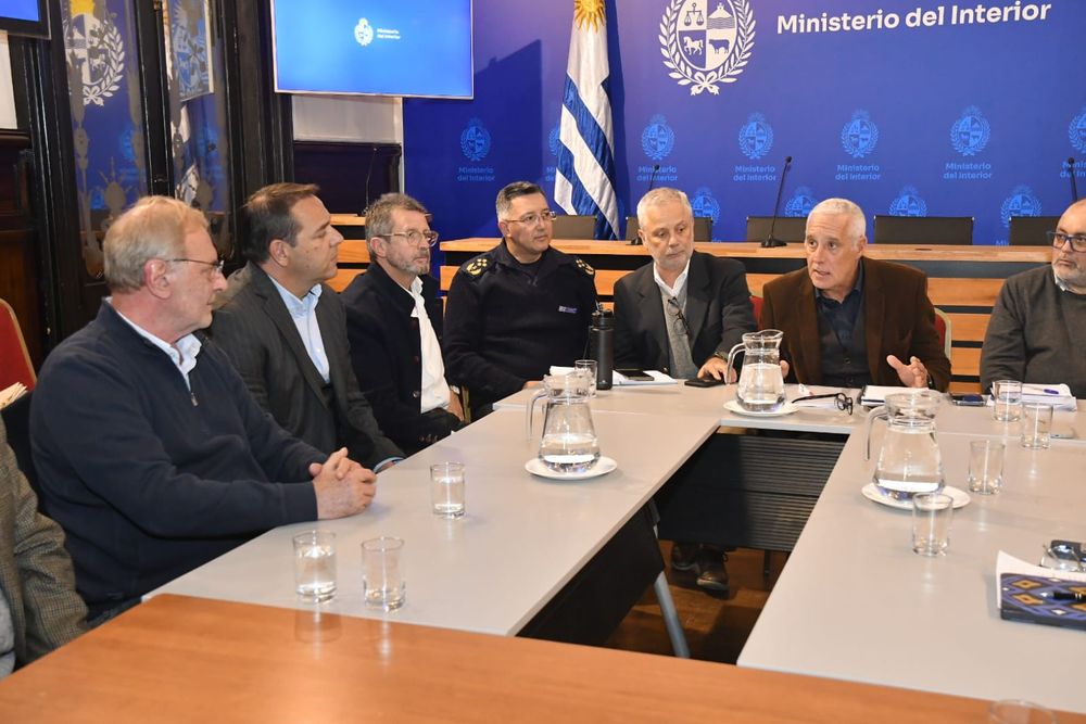El ministro del Interior, Carlos Negro, reunido con dirigentes de Nacional y Peñarol tras el clásico del Intermedio (Archivo)