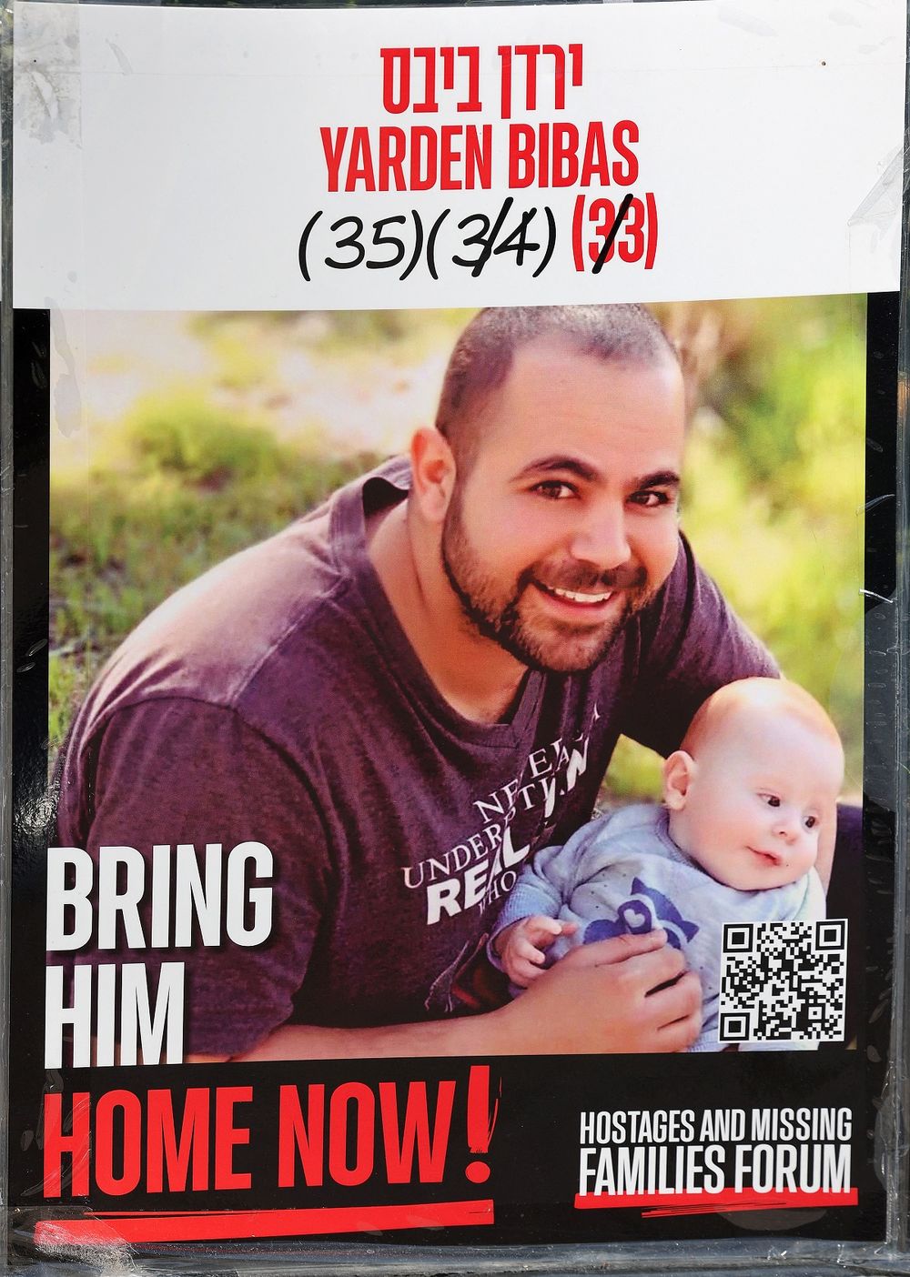 Yarden Bibas junto a su hijo Kfir, de ocho meses y medio