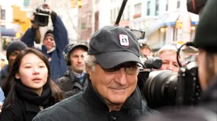 Bernard Madoff camina hacia su apartamento de Nuevo York por la avenida Lixington, en 2008