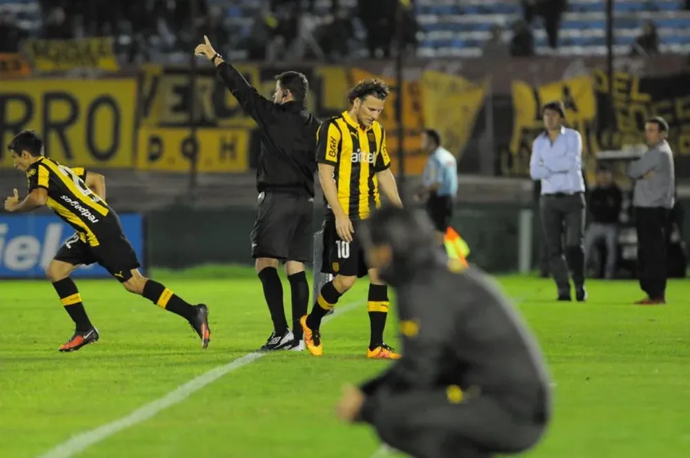 Diego Rossi por Diego Forlán