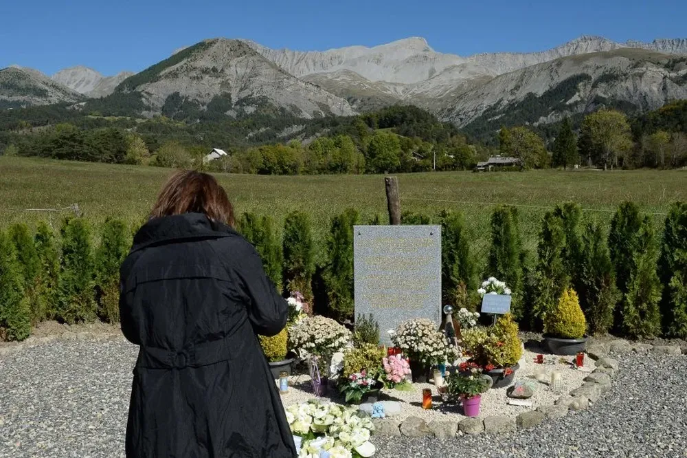 Un familiar frente un homenaje a las víctimas de la tragedia de Germanwings en el pueblo de Le Vernet, Alpes franceses
