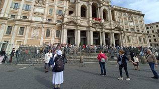 Fieles de todo el mundo se acercan a decir adiós al Pontificado de Francisco,