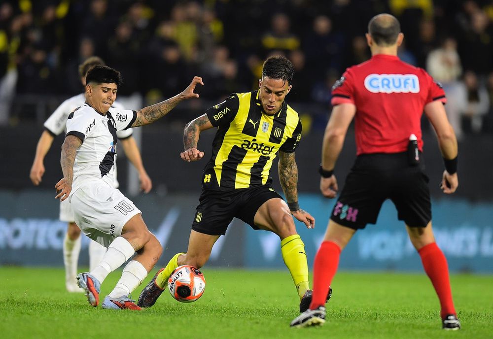 Mateo Peralta de Danubio ante Javier Méndez de Peñarol por el Torneo Clausura Mateo Peralta de Danubio ante Javier Méndez de Peñarol por el Torneo Clausura