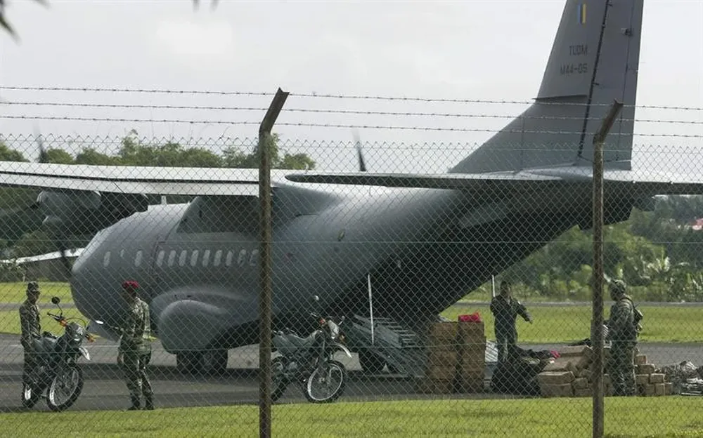 Varios soldados malayos permanecen cerca de un avión militar en Lahad Datu, Sabah (Malasia) hoy