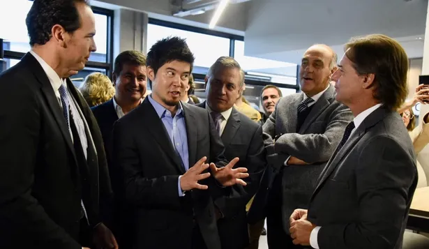 El líder global de los Microsoft AI Co-Innovation Labs, Jun Yamasaki, habla con Lacalle sobre la operativa del laboratorio de Microsoft en Uruguay.