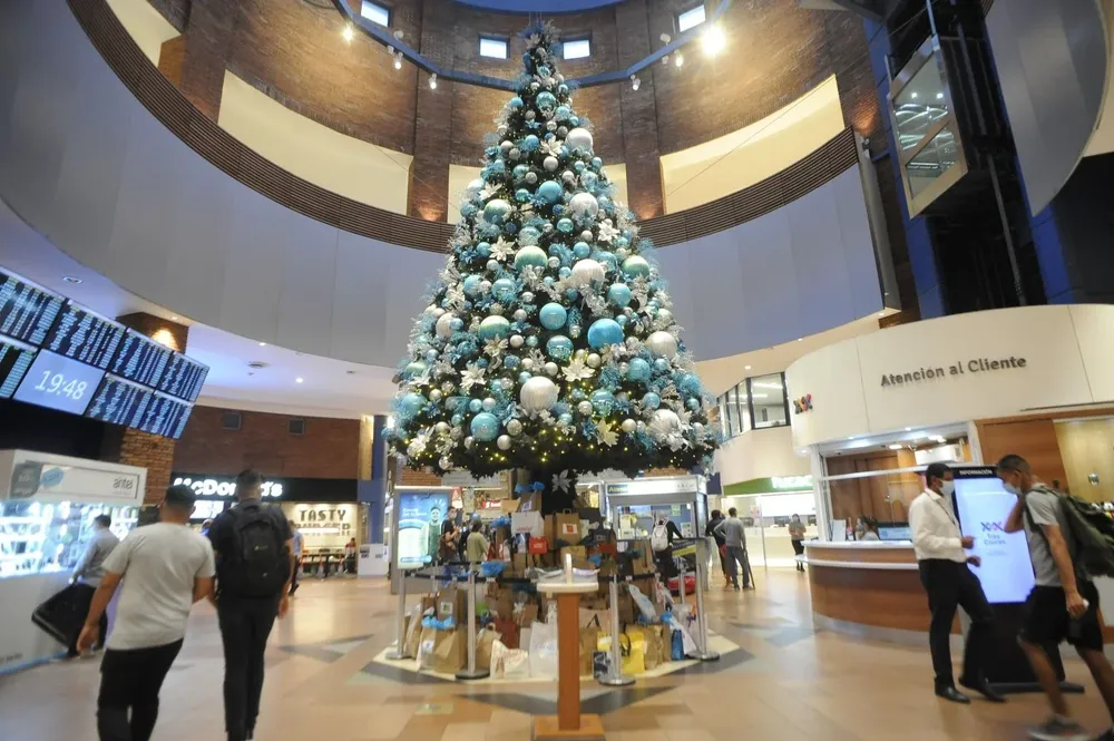 Árbol de Navidad en el shopping Tres Cruces (archivo de 2021)