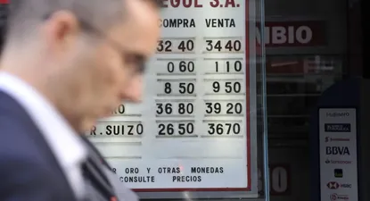 El dólar tocó un máximo histórico nominal y se vende al público a $ 34,40