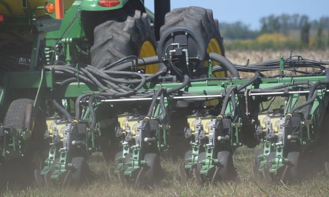 Fertilizantes con precios cada vez más cerca de las nubes (en la foto, demostración de labores de siembra, en el campo de la Expoactiva 2026). &nbsp;