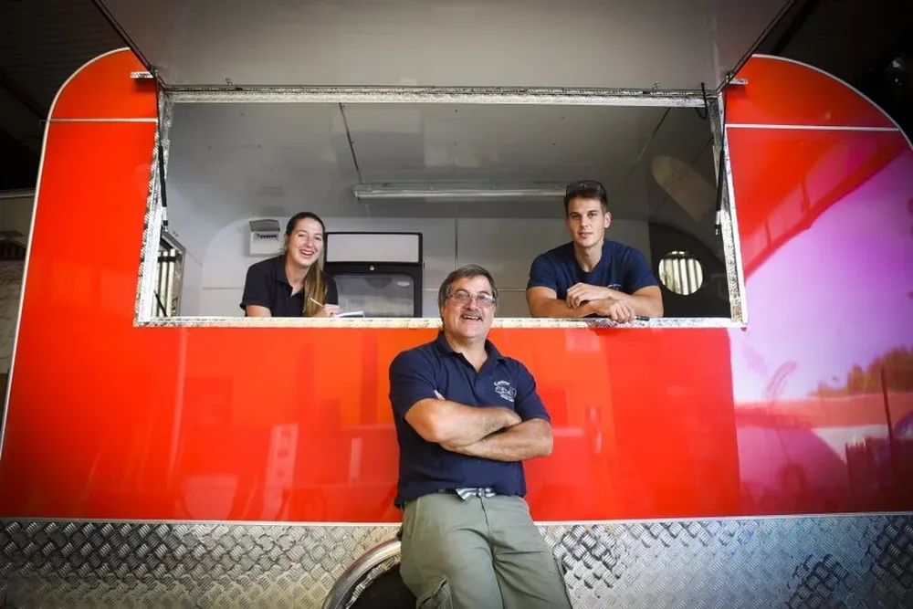 Carlos Píriz con sus dos hijos, Joanna y Diego de la empresa Carlitur