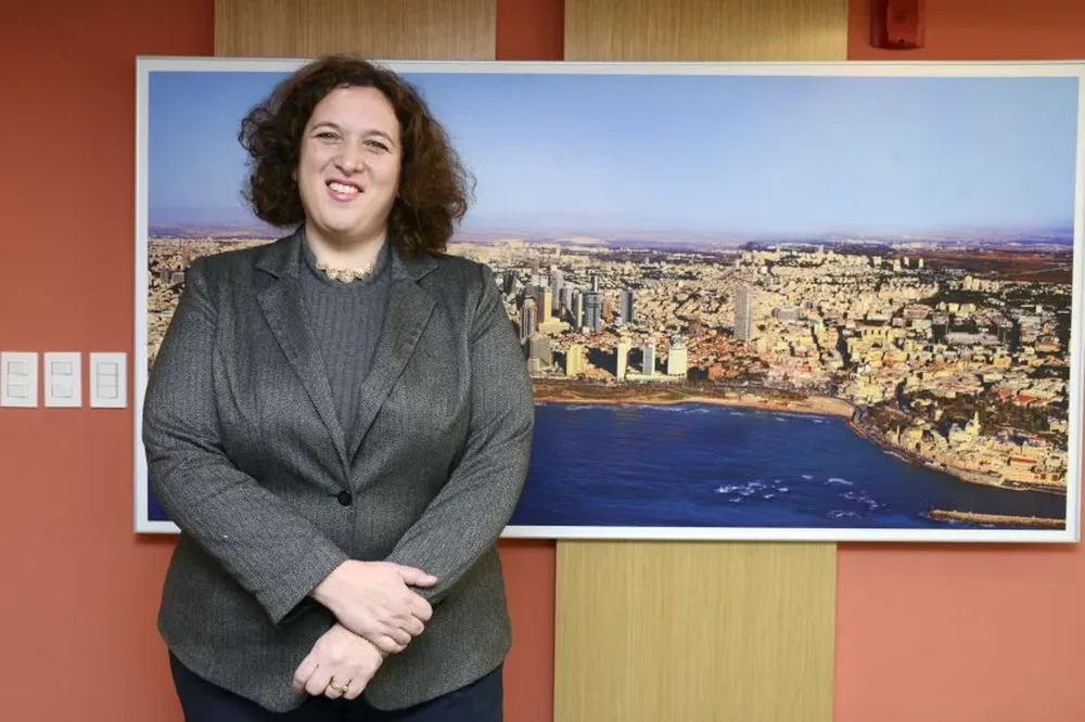 La embajadora Ben Ami junto a una postal de Tel Aviv