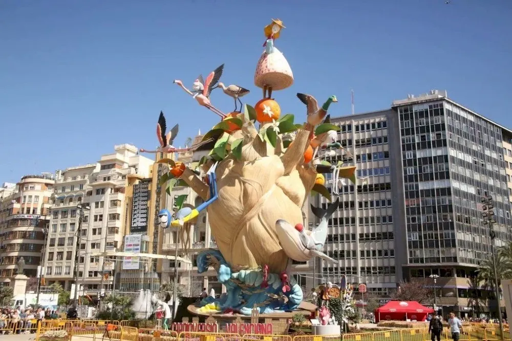 Más de 5.000 policías, perros y sistemas antidrones velan por la seguridad en las Fallas.