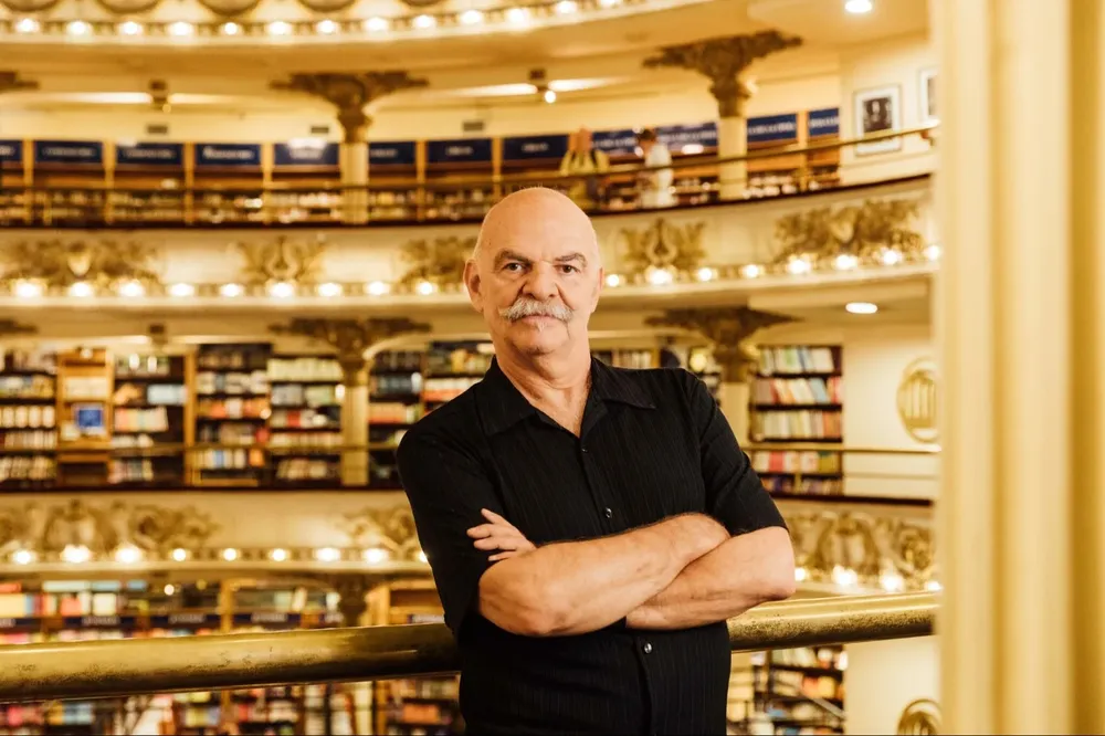 Caparrós utiliza un recurso de ficción: una historiadora del siglo XXII que cuenta lo que el mundo de este primer cuarto del siglo XXI.