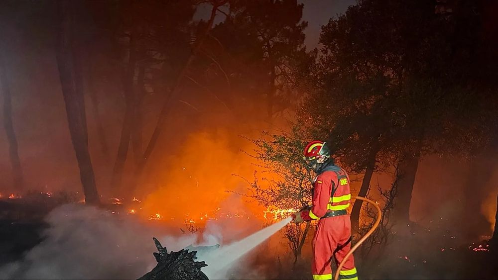 Bomberos trabajan en el incendio.