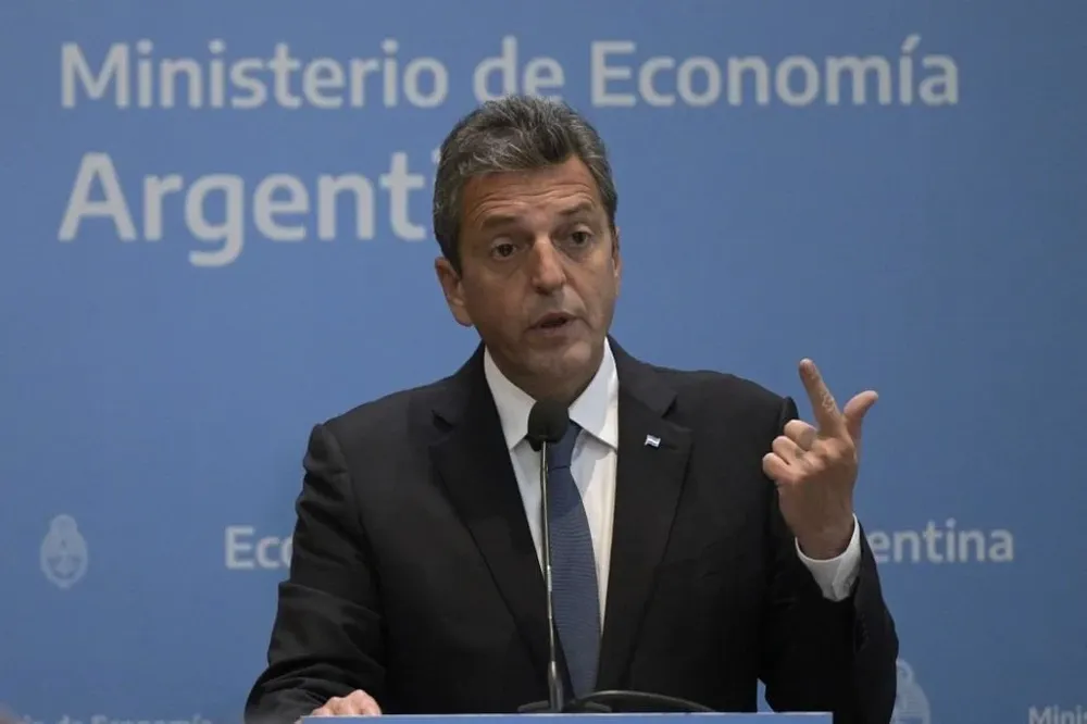 Massa anunció cambios en los planes sociales