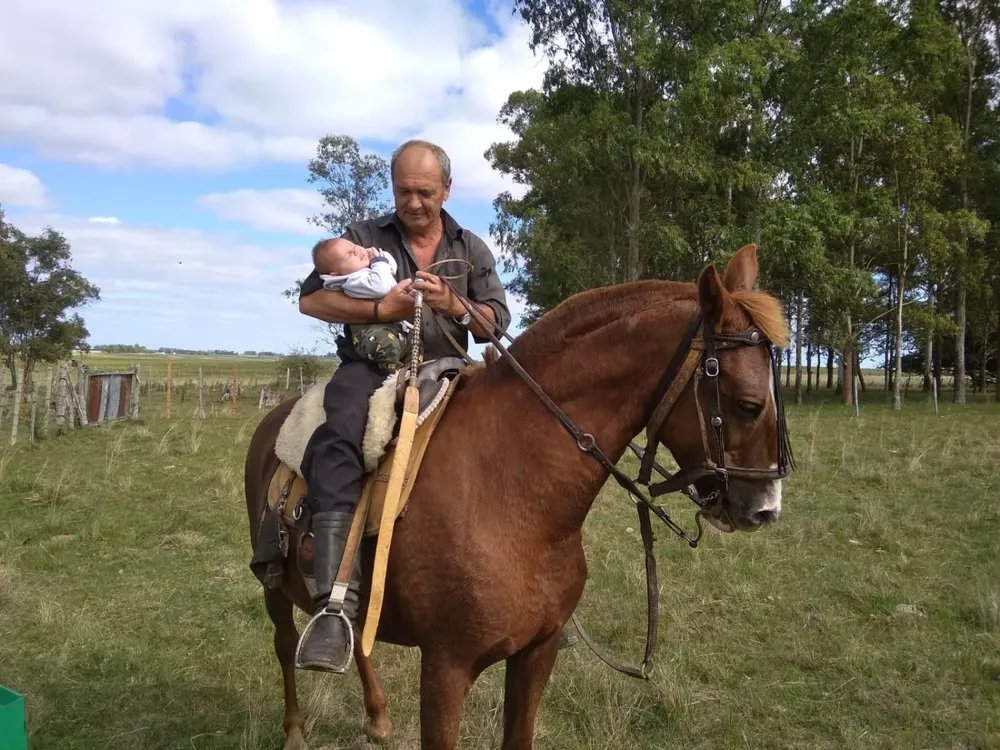 Julián con Ícaro en brazos.