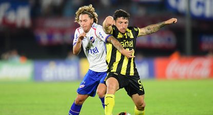 Eric Remedi lucha con Luciano Boggio en la final de la Supercopa Uruguaya