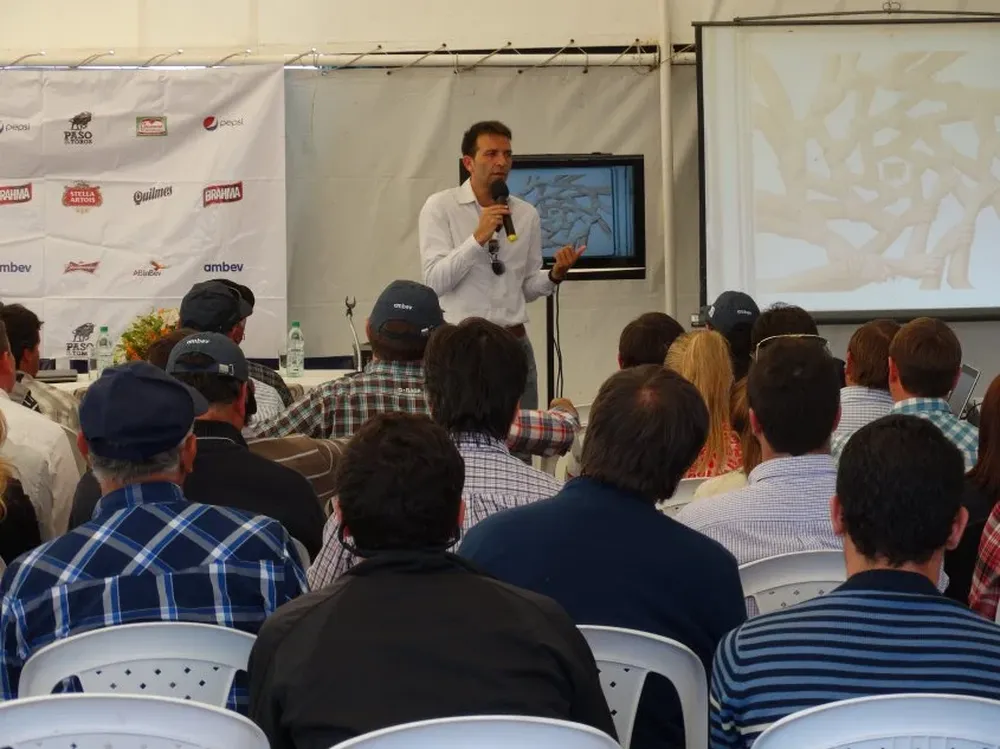 Diego de la Puente durante su exposición en la jornada realizada en Mercedes.