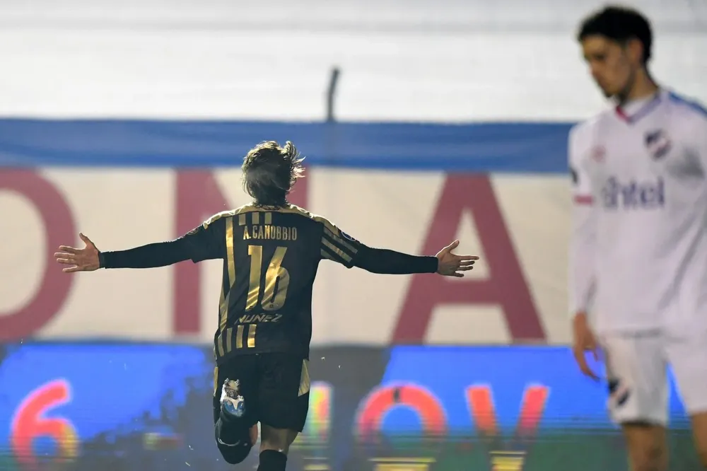 Agustín Canobbio celebra su gol para el 1-0 ante Nacional