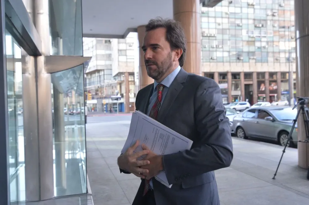 Germán Cardoso entrando a la Torre Ejecutiva