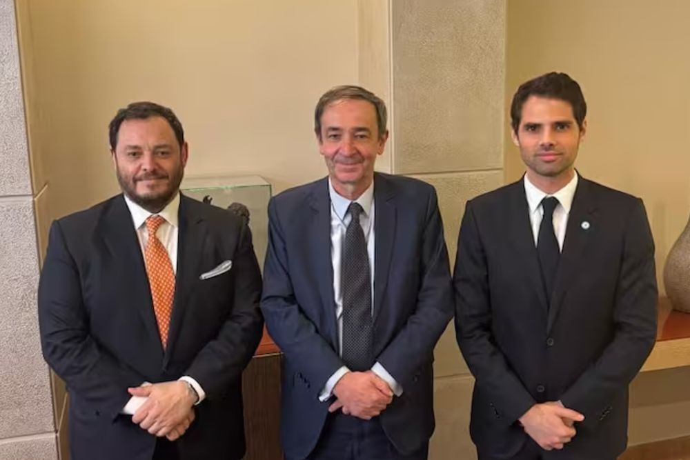 Demi&aacute;n Reidel junto a Bernard Fontana, director ejecutivo de &Eacute;lectricit&eacute; de France, e Ian Sielecki, Embajador argentino en Francia.