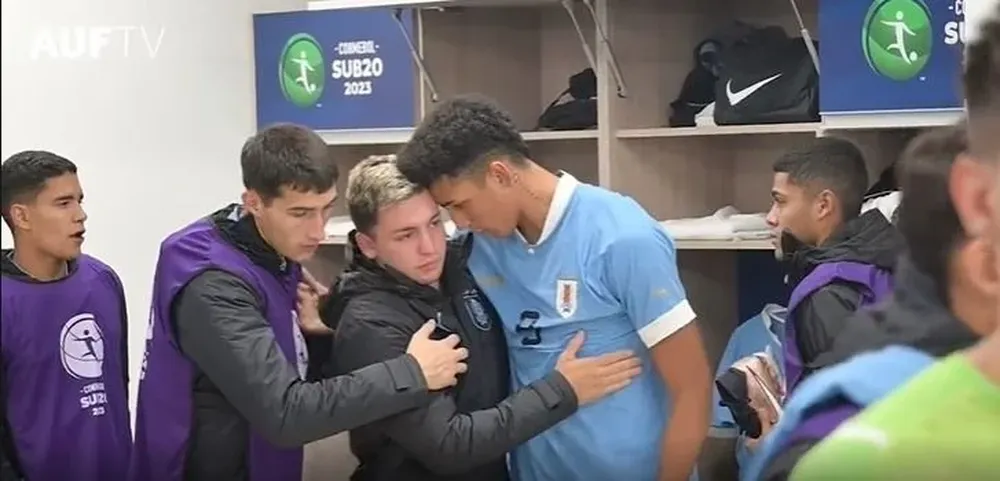 El abrazo de los compañeros a Anderson Duarte