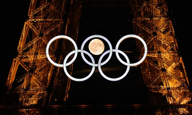 La luna entre los aros olímpicos de la Torre Eiffel en los Juegos Olímpicos París 2024 &nbsp; &nbsp;