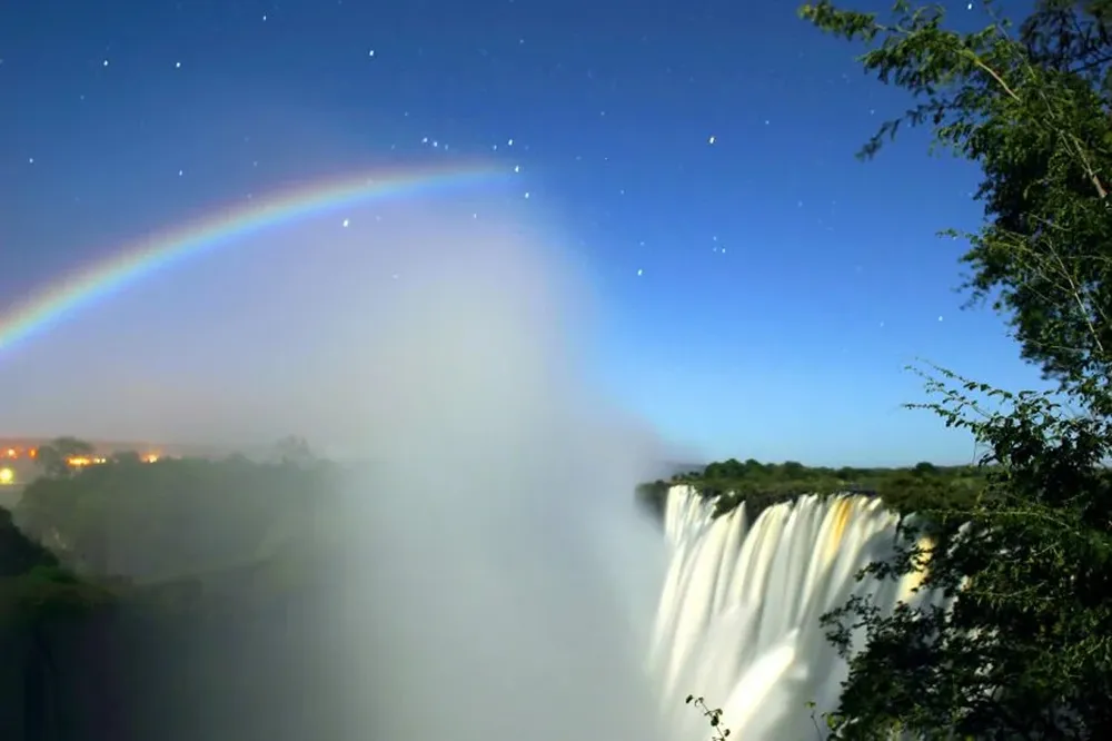 Arcoíris lunar sobre las cataratas Victoria (Zambia)