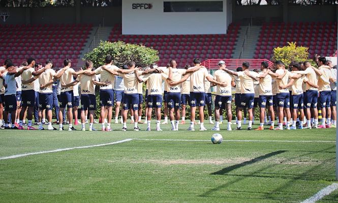 Los jugadores y el cuerpo técnico de Sao Paulo oraron por Juan Izquierdo