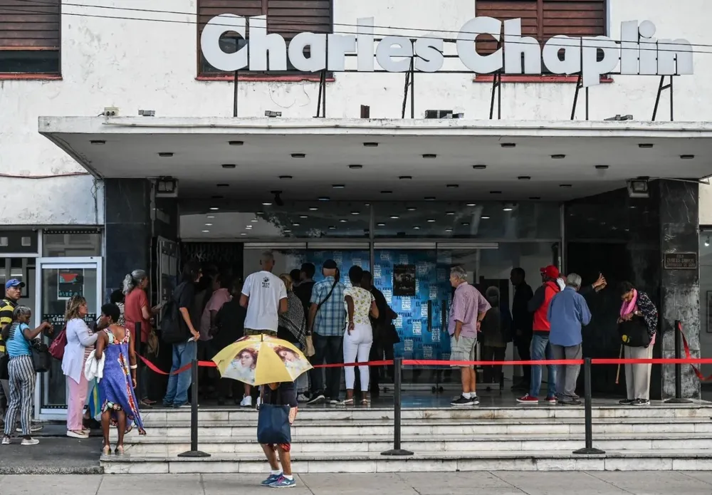 En la sala Charles Chaplin se realizó una inusual reunión entre la asamblea de cineastas y altas autoridades cubanas