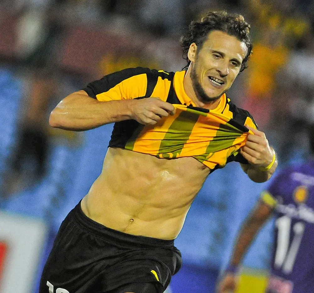 Diego Forlán volvió a Peñarol en 2015, tras haber jugado en sus divisiones menores, y fue campeón uruguayo