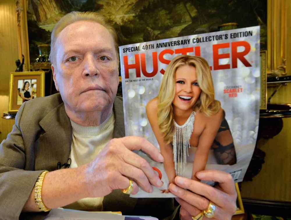 Larry Flynt fundó la revista Hustler en 1974 luego de publicar exitosos folletos que promocionaban sus clubes de striptease en Estados Unidos