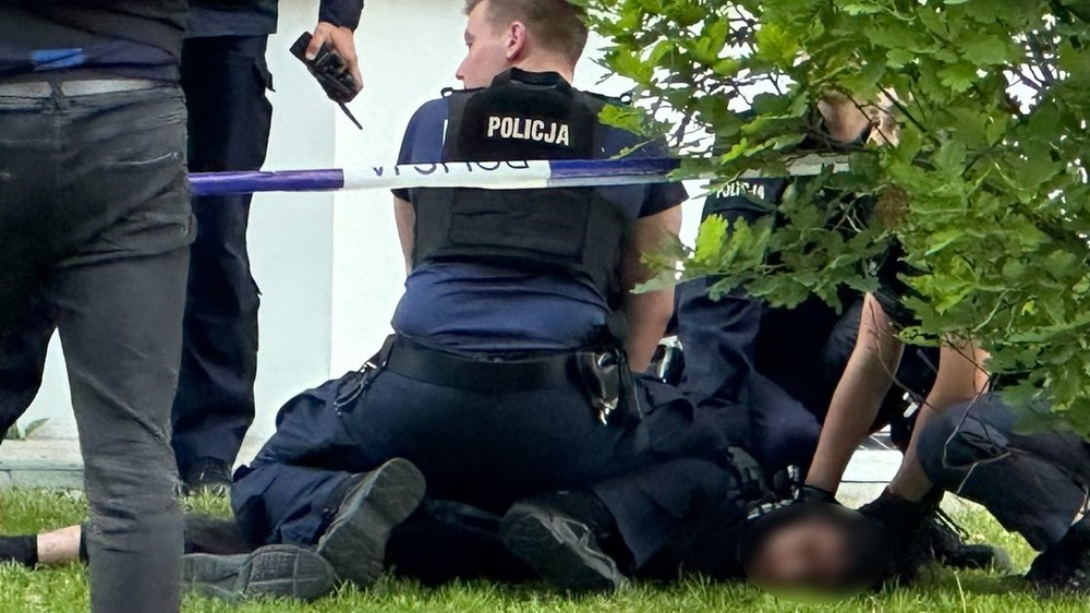 El momento en que la policía detiene al agresor