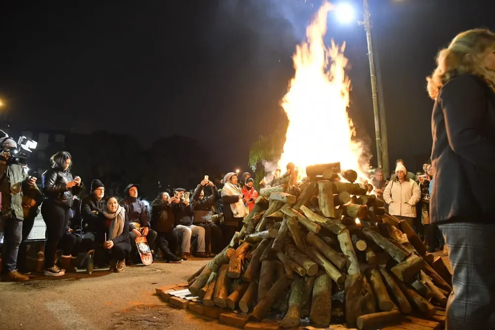 Celebración de la noche de San Juan en la Plaza Varela de Montevideo, en 2022