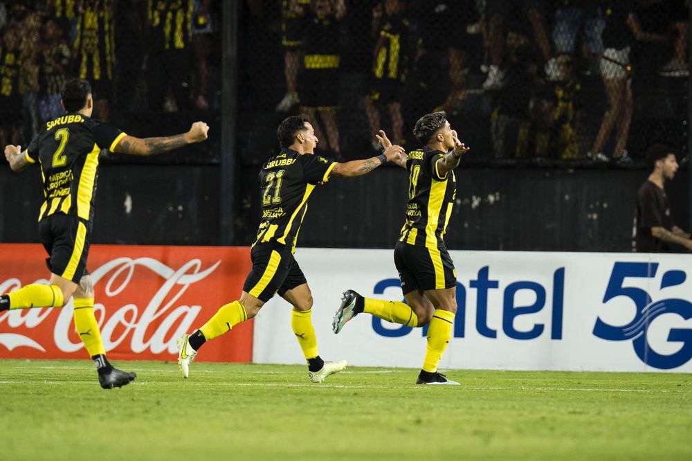 Matías Arezo celebra el primer gol de Peñarol contra Torque