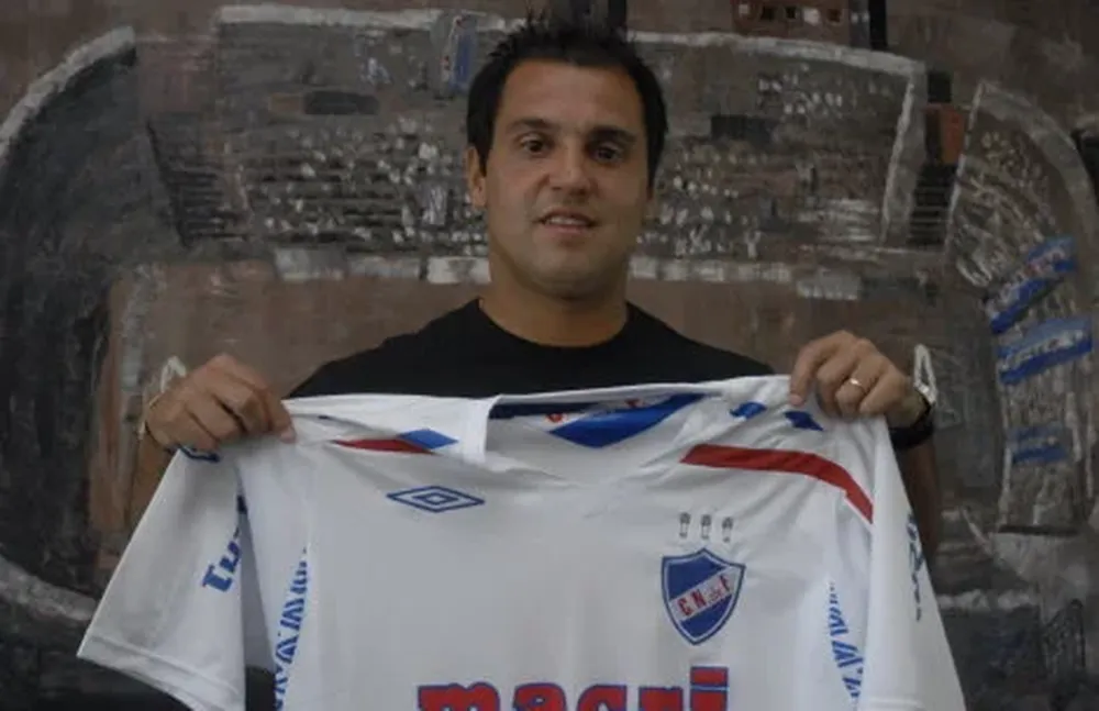 El delantero con sus nueva camiseta.